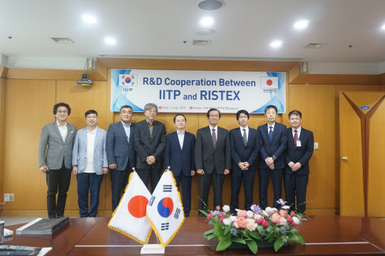 정보통신기획평가원(IITP)이 3일 대전 본원에서 일본 사회기술연구개발센터와 사회문제 해결을 위한 협력·교류회를 가졌다. 이날 석제범 IITP 원장(왼쪽 다섯번째)과 아키라 모리타 사회기술연구개발센터장(여섯번째)을 비롯한 두 기관 관계자들이 사진을 찍고 있다. IITP 제공